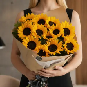 Bouquet Sunlit Grace featuring fresh elegant flowers arranged in a radiant luxury floral bouquet for gifting and celebration.