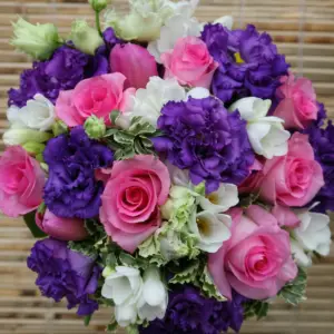 Rosa Con Lisathus bouquet with fresh roses and lisianthus arranged for elegant romantic gift and special occasions in Milano