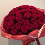 Mazzo Media Rossa elegant red bouquet arranged with fresh flowers for romantic gift and special occasions in Milano