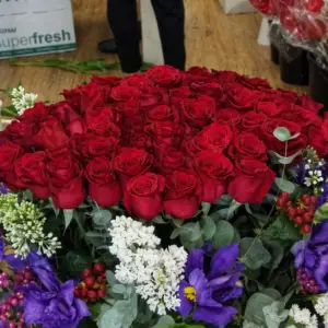 Mazzo Di Grade Rossa luxury red bouquet arranged for romantic gift and special occasions in Milano