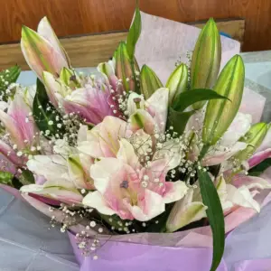 Gigli Rosa Mix elegant fresh bouquet of roses and lilies arranged beautifully for romantic gifting and special occasions.
