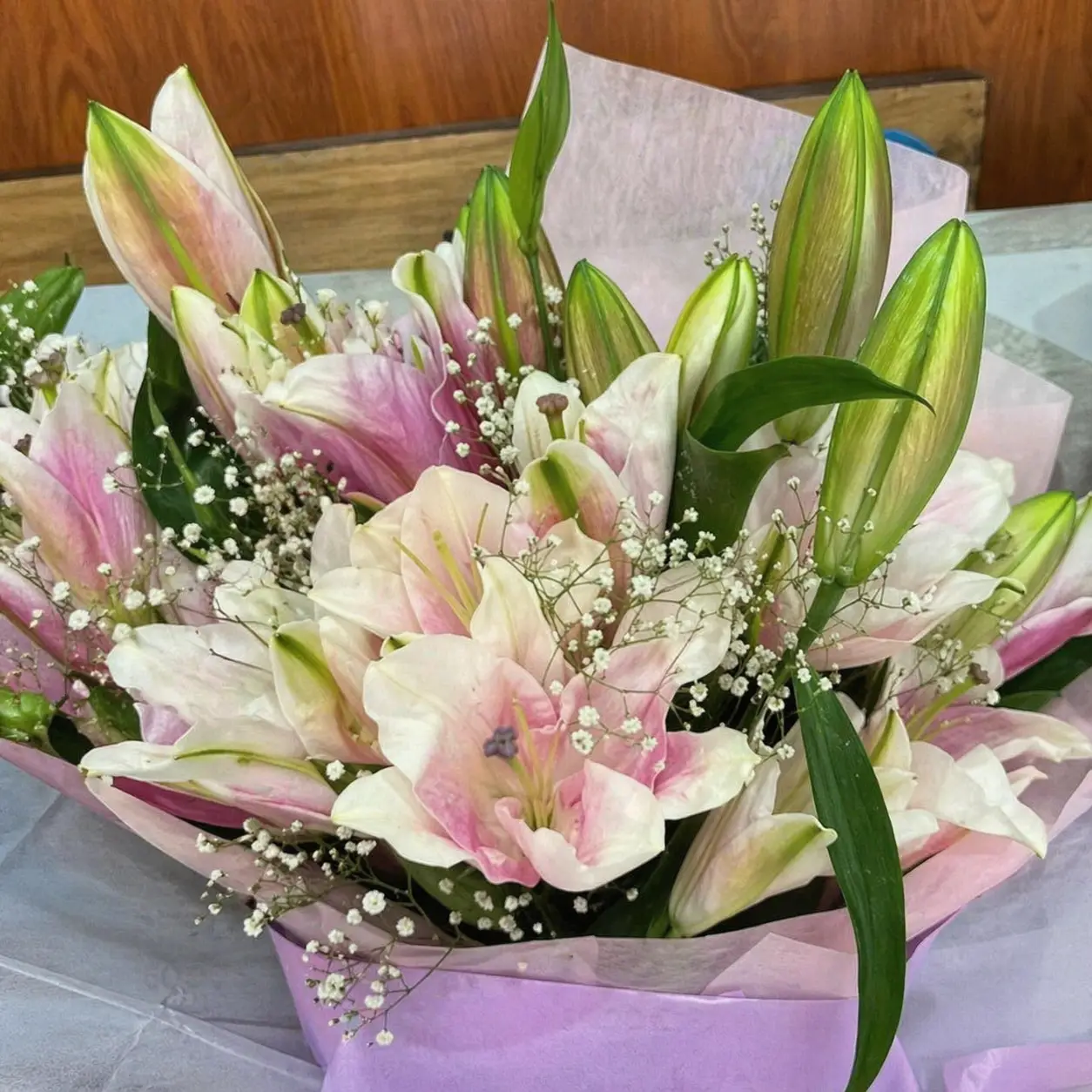 Gigli Rosa Mix elegant fresh bouquet of roses and lilies arranged beautifully for romantic gifting and special occasions.