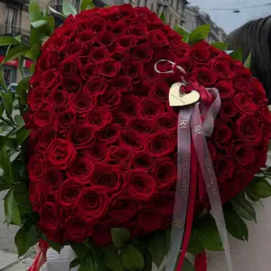 Love Red bold red flower bouquet symbolizing passion and romance perfect luxury gift in Milano