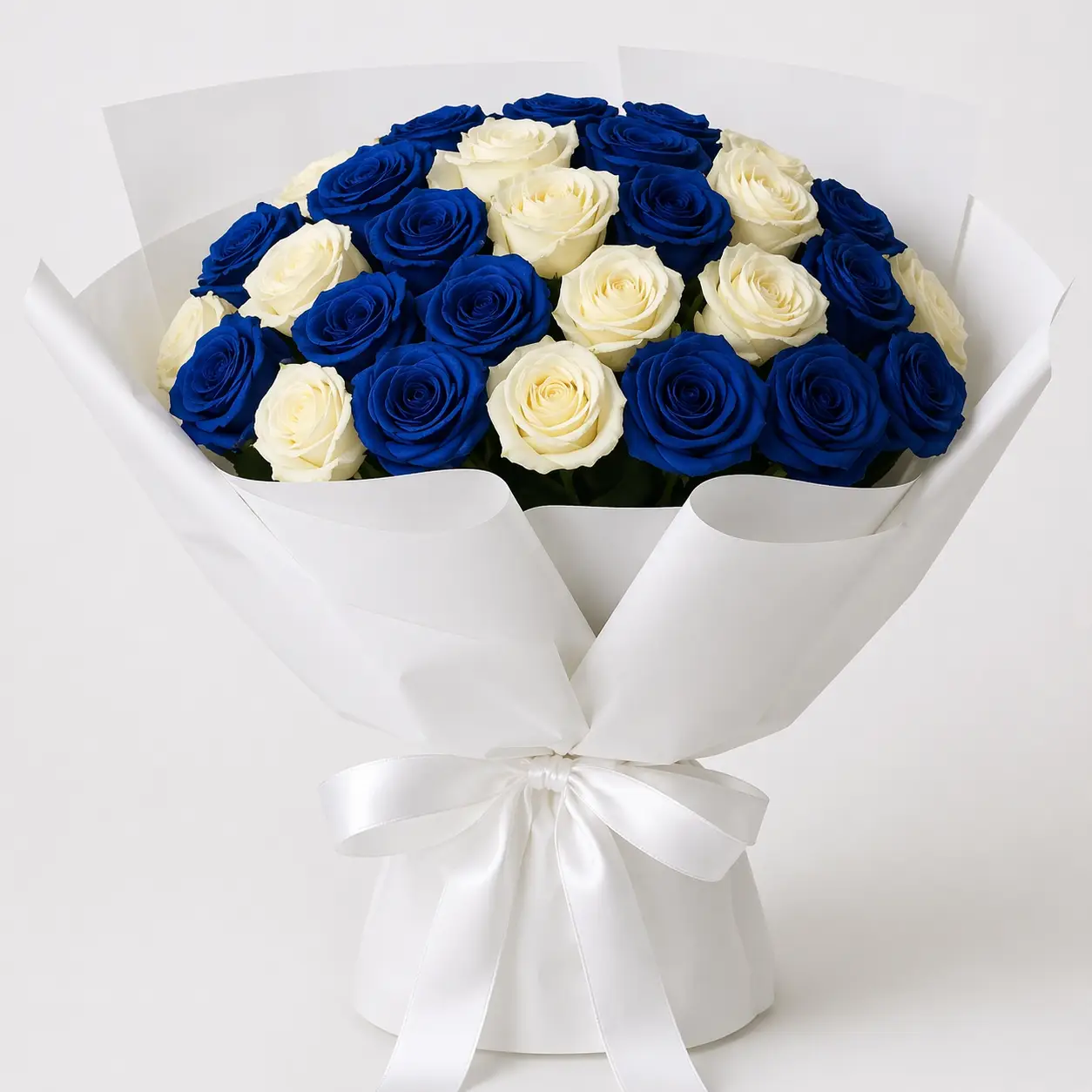 Bouquet Bianco Blu with fresh white and blue flowers arranged elegantly for peaceful and special occasions in Milano