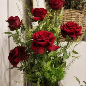 Bouquet Con Rose Rosse with fresh red roses arranged beautifully for romantic gift and special occasions in Milano