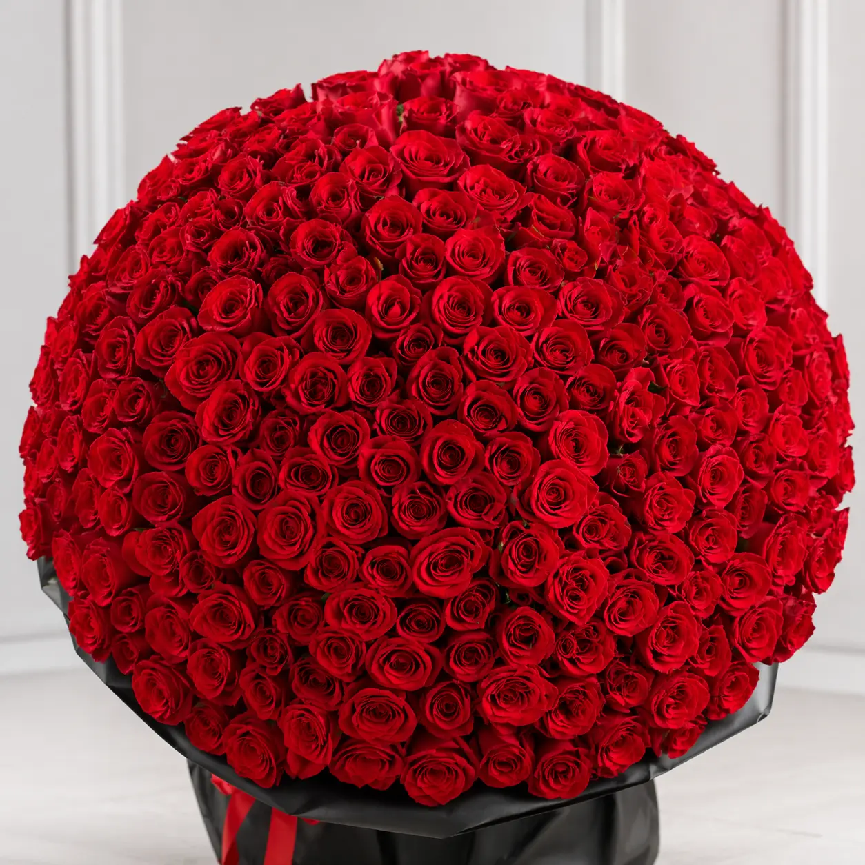 Giant Red Rose Bouquet Milan with luxury fresh red roses