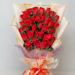 Mazzo Di Rose Rosse fresh red rose bouquet symbolizing love and passion, perfect for romantic gifting in Milano.