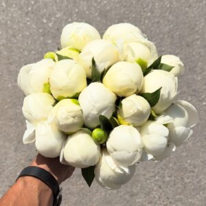 Peonies Wihte luxury white flower bouquet with fresh elegant blooms for gifting in Milano