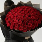 Cento Rose Rosse luxury 100 red roses bouquet for romantic gifting and premium flower delivery in Milano