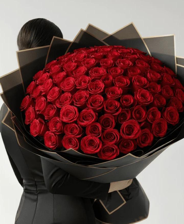 Cento Rose Rosse luxury 100 red roses bouquet for romantic gifting and premium flower delivery in Milano