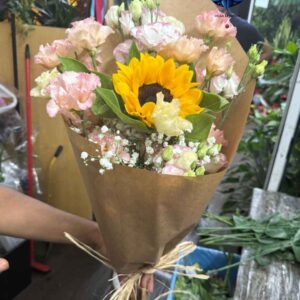 Gitasole Per Pieces fresh sunflower stem with bright yellow petals in Milan