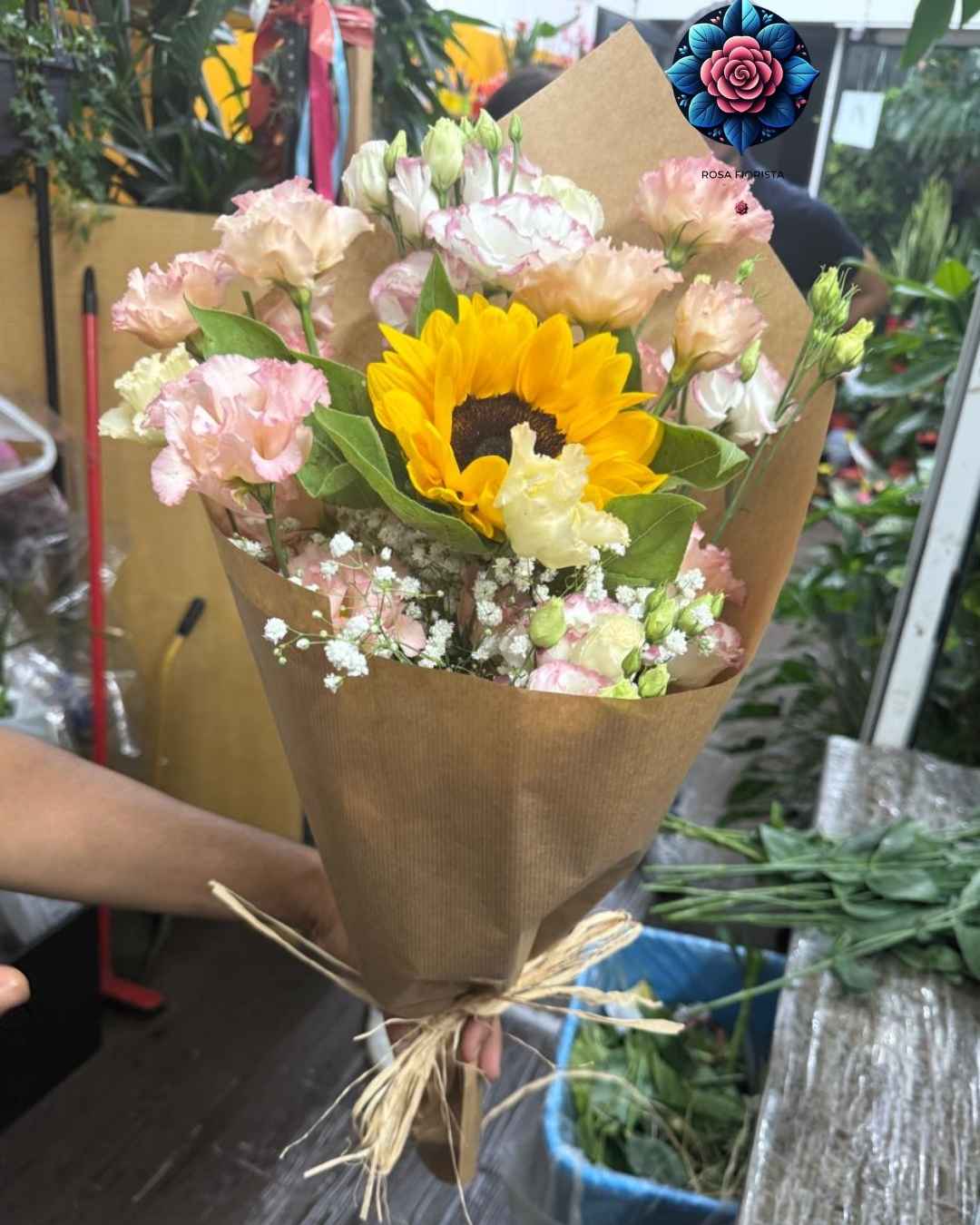 Gitasole Per Pieces fresh sunflower stem with bright yellow petals in Milan
