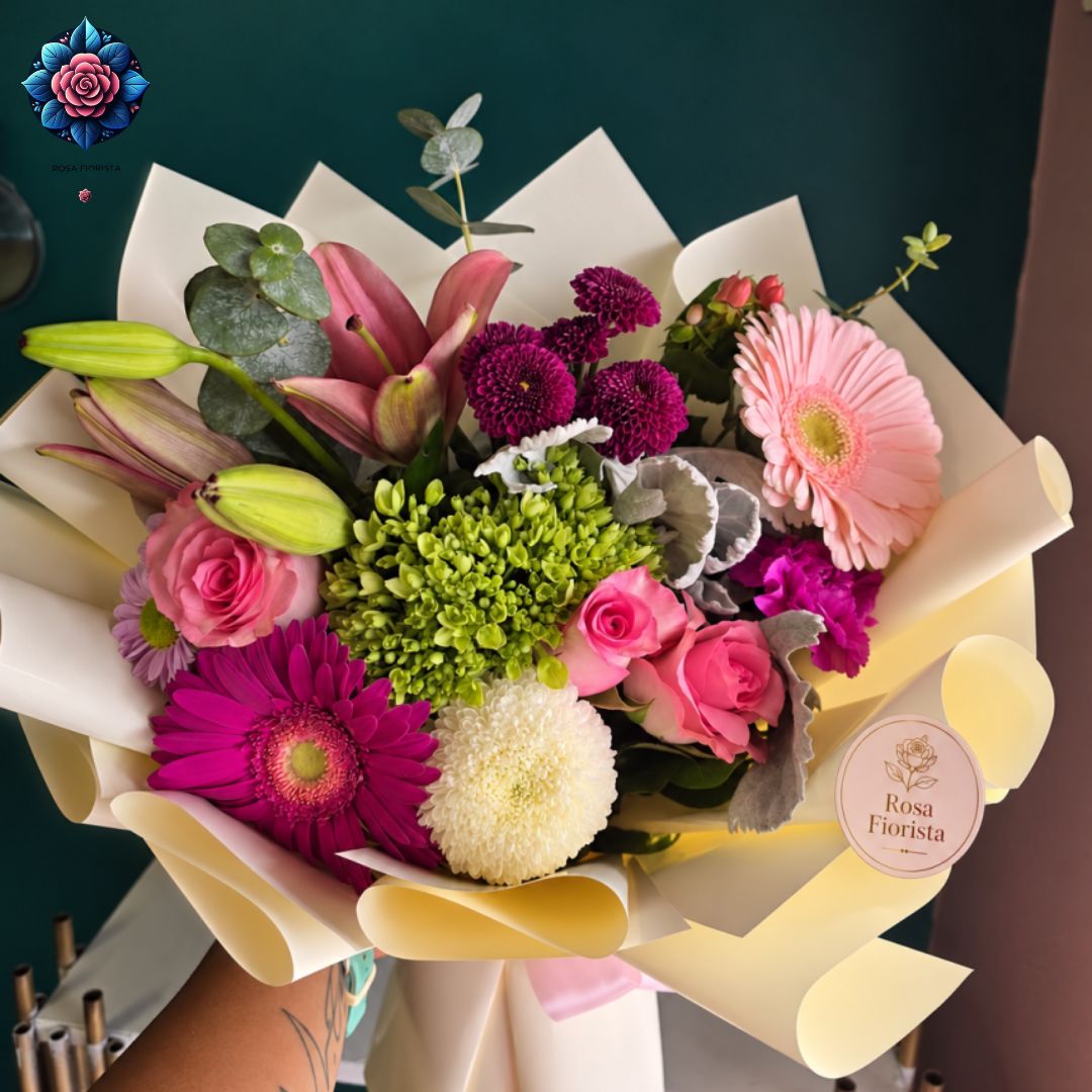 Bouquet di Fiori Misti Rosa con Rose, a pink mixed-flower bouquet with roses from Rosa Fiorista Milano.