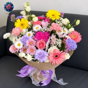 Bouquet di Fiori Misti con Rose, a fresh mixed-flower arrangement with roses from Rosa Fiorista in Milano.