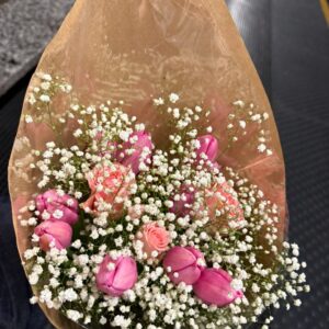 Bouquet di tulipani rosa, rose e gypsophila bianca preparato da Rosa Fiorista Milano.
