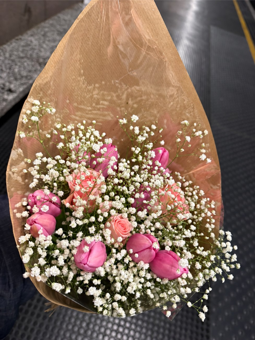 Bouquet di tulipani rosa, rose e gypsophila bianca preparato da Rosa Fiorista Milano.