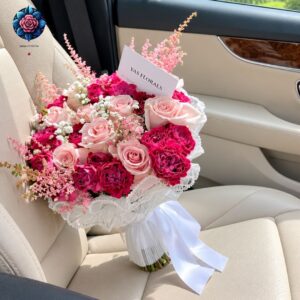 Bouquet di rose con gypsophila featuring fresh roses and delicate baby's breath from Rosa Fiorista in Milano.