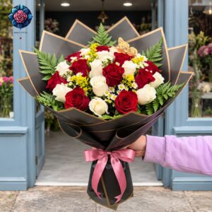Bouquet di rose rosse e bianche featuring elegant fresh red and white roses from Rosa Fiorista in Milano.