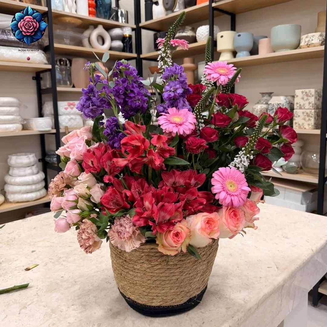Cute mix florist bouquet fresh mixed flowers in Milan