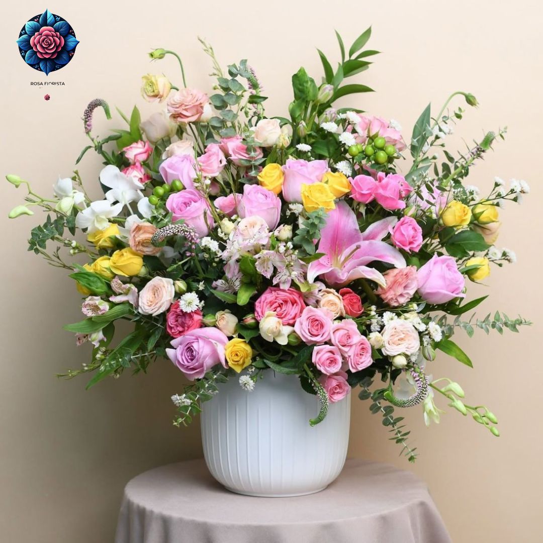 Roses Mix Florist Bouquet fresh mixed rose arrangement in Milan