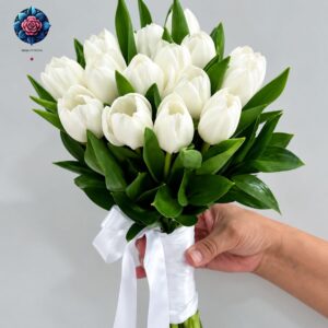 Tulipani Bianchi a Milano with fresh white tulips beautifully arranged